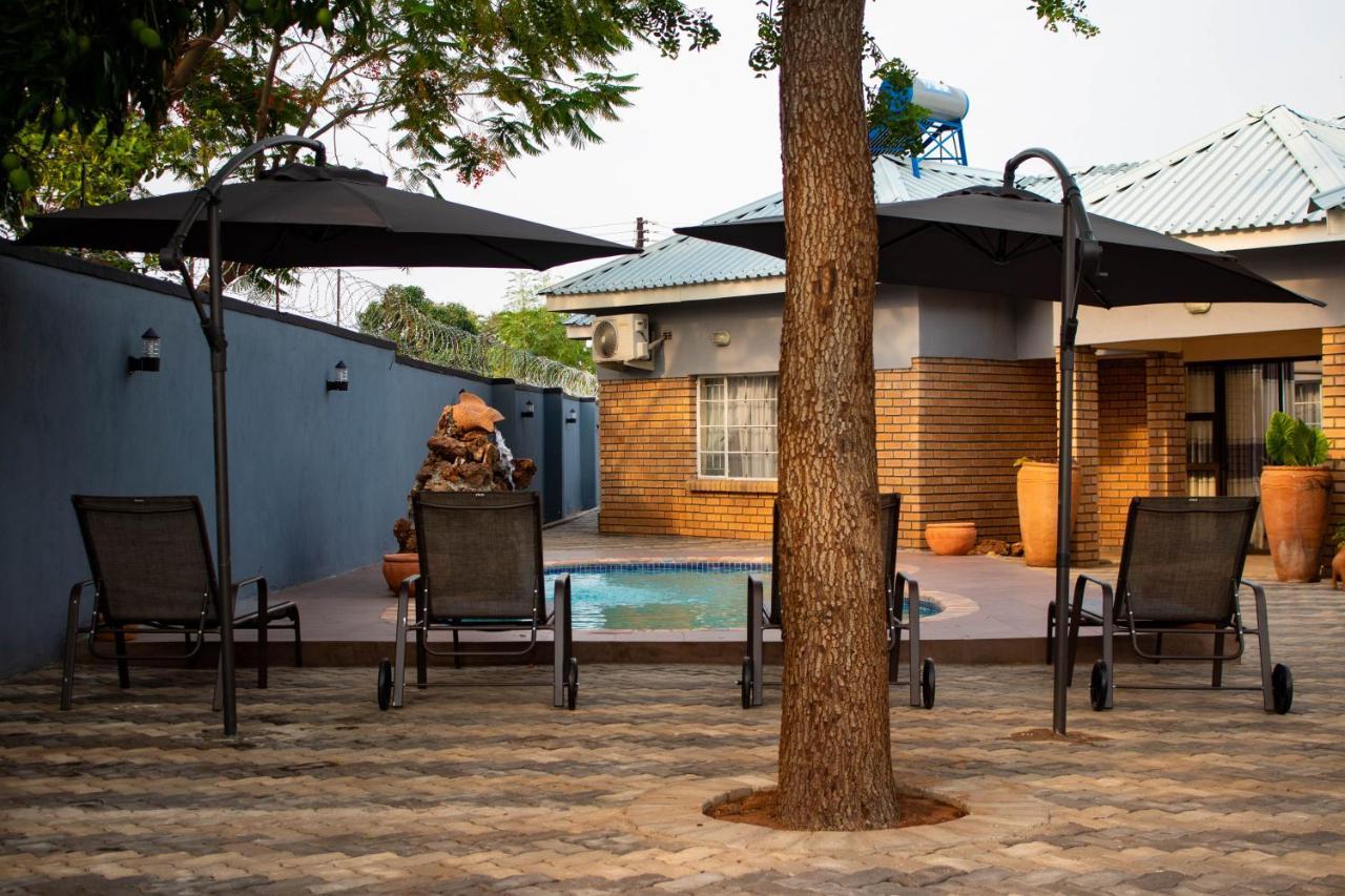 Chitova'S Guesthouse Victoria Falls Esterno foto