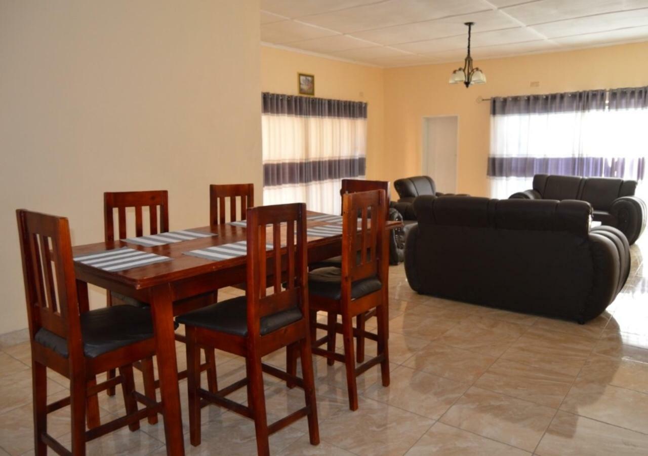Chitova'S Guesthouse Victoria Falls Esterno foto
