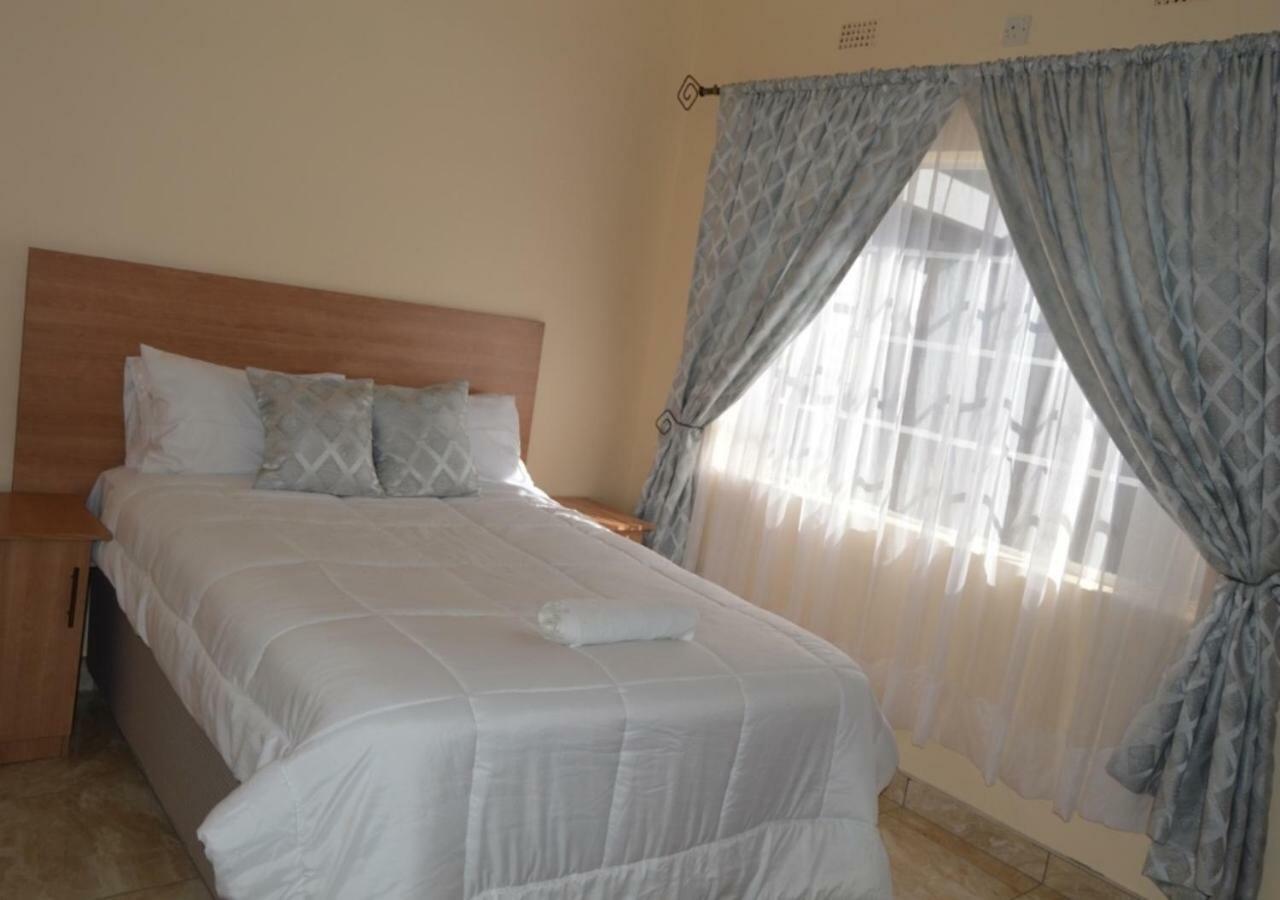 Chitova'S Guesthouse Victoria Falls Esterno foto